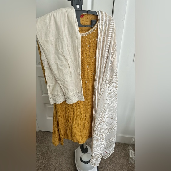 W festive embroidered Indian, Pakistani kurta set with dupatta - Picture 5 of 13